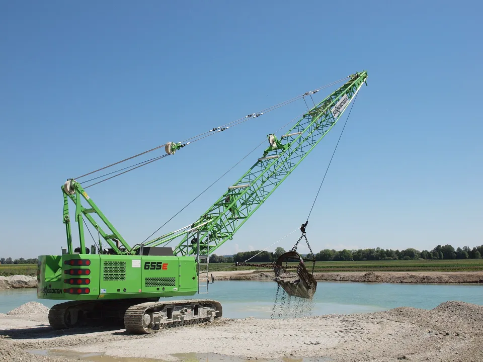Sennebogen crawler crane with a dragline bucket