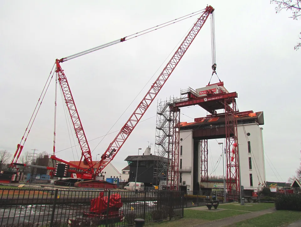 Lattice-boom crawler crane lifting a heavy load