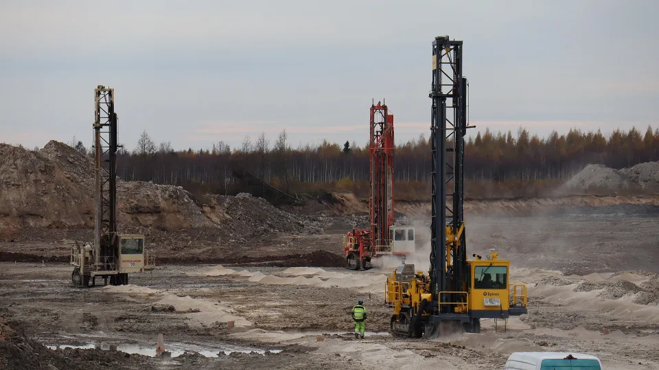 Surface drill rigs on a quarry bench
