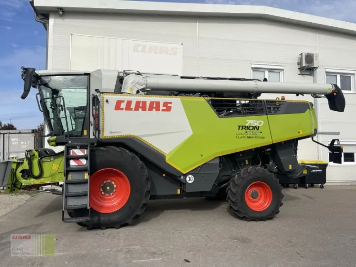 CLAAS TRION 750 combine harvester
