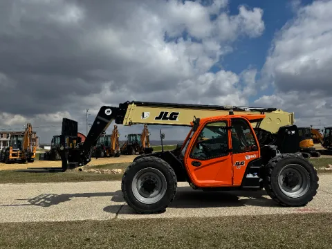 JLG 943 telehandler