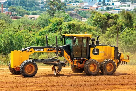 John Deere 670G motor grader