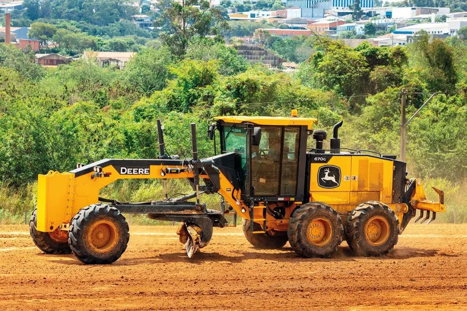 John Deere 670G motor grader