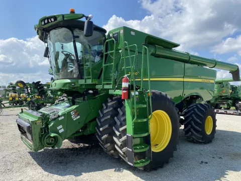 John Deere S780 combine harvester