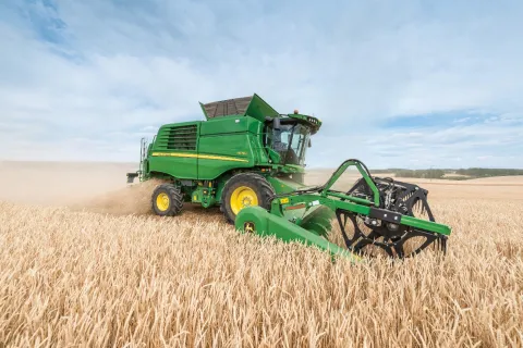 John Deere T670 combine harvester