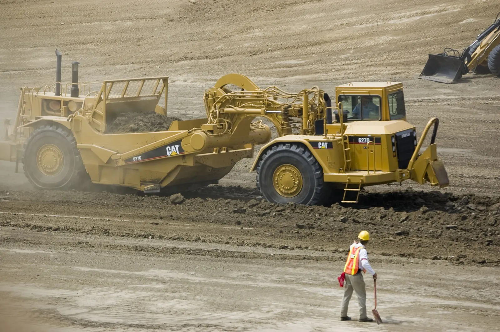 Caterpillar 627 twin-engine wheel tractor-scraper