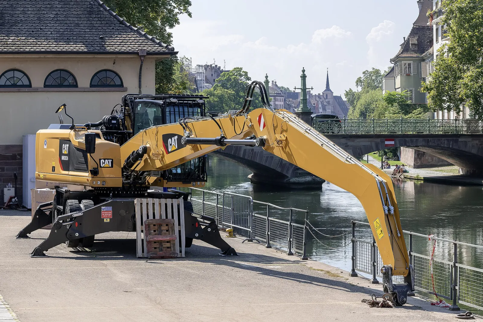 Caterpillar MH3024 wheeled material handler in Strasbourg