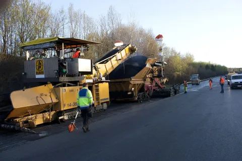 Dynapac asphalt paver with feeder