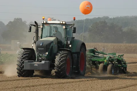 Fendt 900 Vario tractor pulling an Amazone cultivator