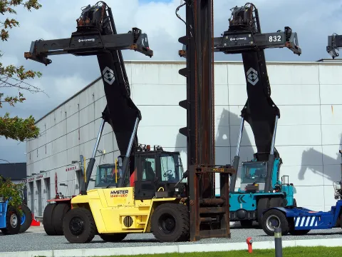 Hyster heavy-duty container handler