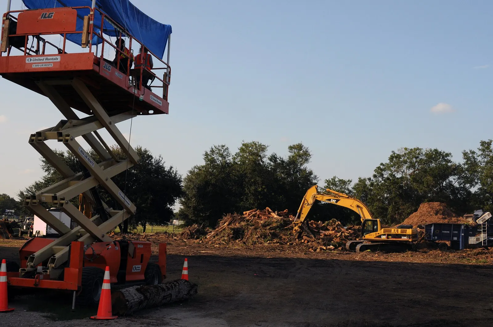 Electric scissor lift used as an observation platform