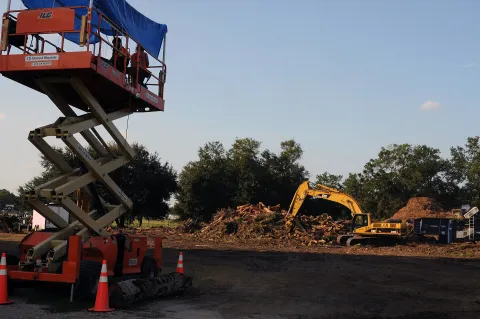 Electric scissor lift used as an observation platform