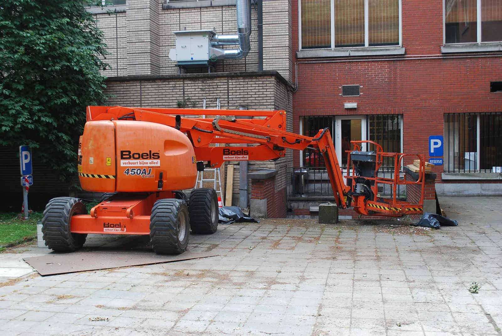 JLG machine similar to the JLG 450AJ (related model may be pictured)