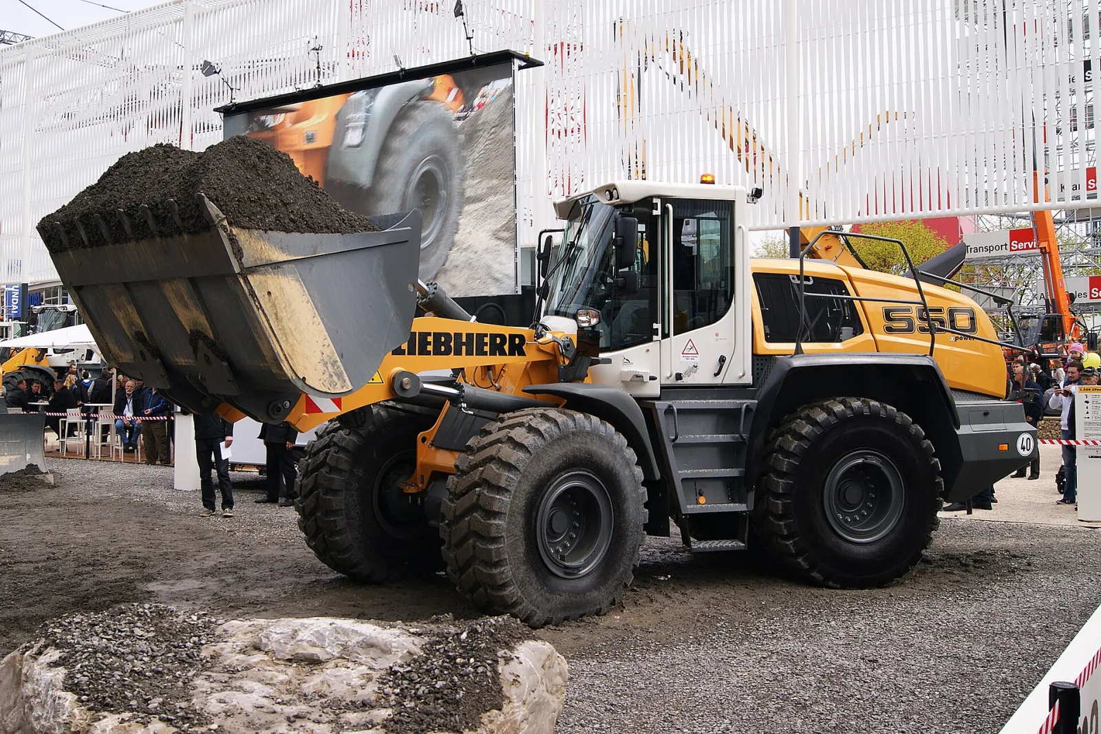 Liebherr machine similar to the Liebherr L 550 XPower (related model may be pictured)