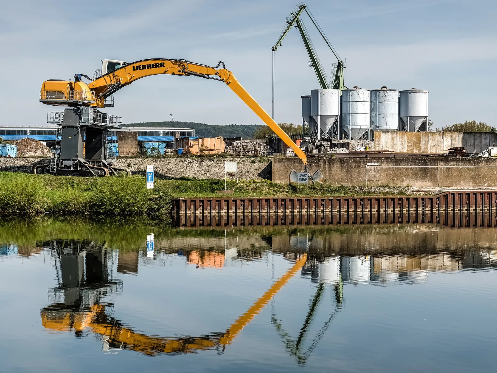 Liebherr material handler at the port of Bamberg