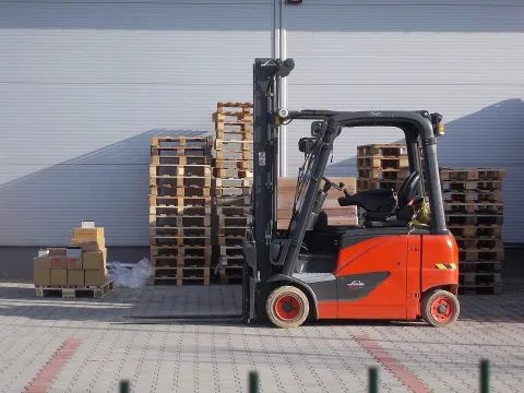 Linde E20 electric forklift