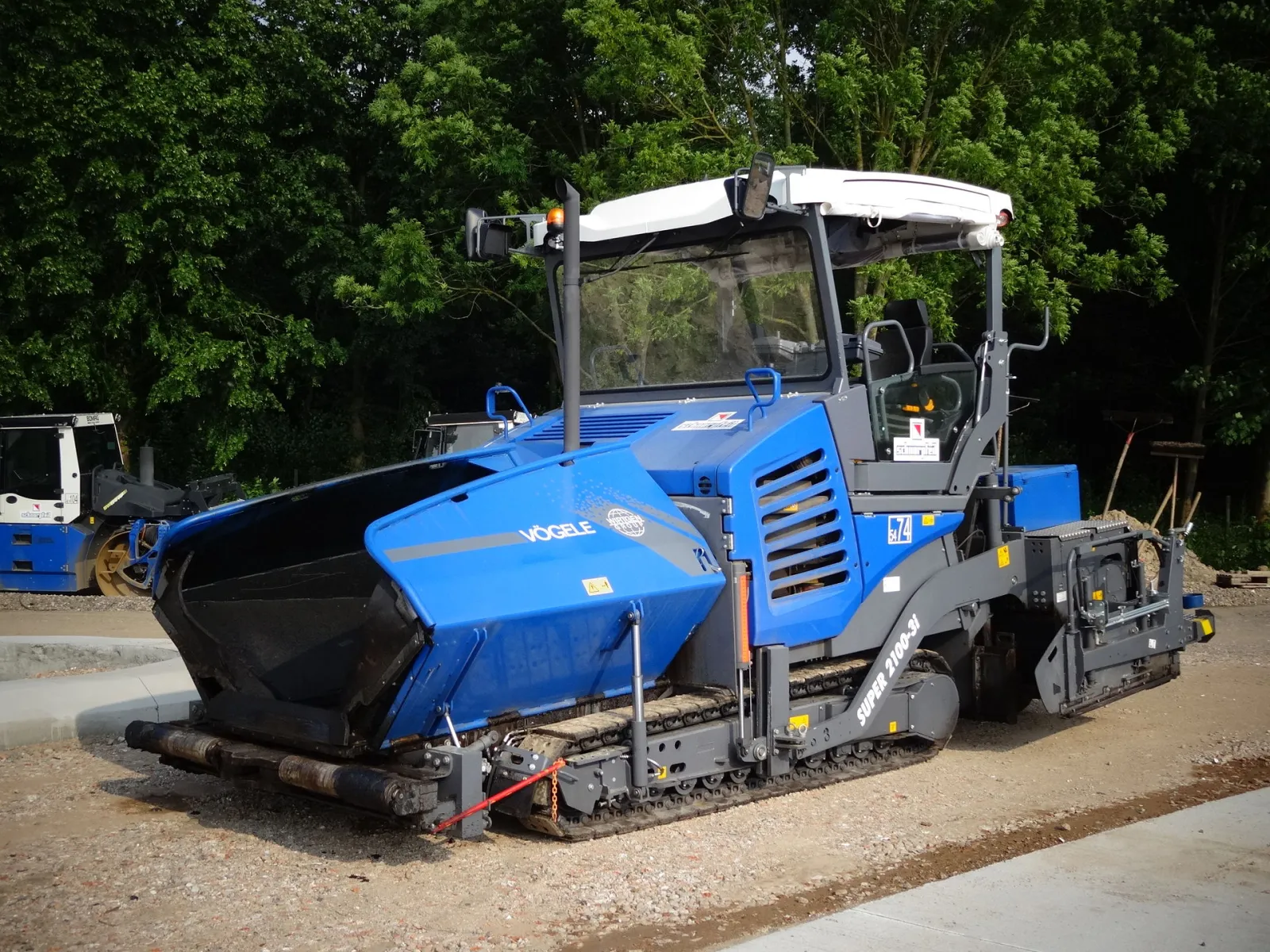 Vögele machine similar to the Vögele SUPER 2100-3i (related model may be pictured)
