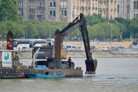 Volvo machine similar to the Volvo EC480E (related model may be pictured)