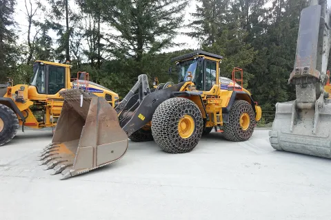 Volvo machine similar to the Volvo L220H (related model may be pictured)