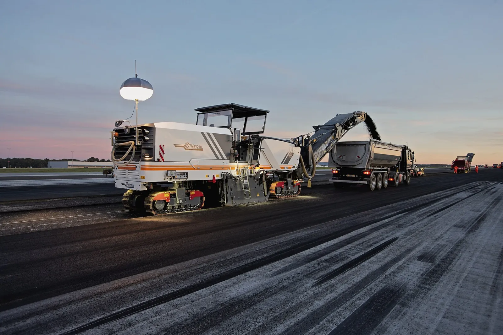 Wirtgen machine similar to the Wirtgen W 250 Fi (related model may be pictured)