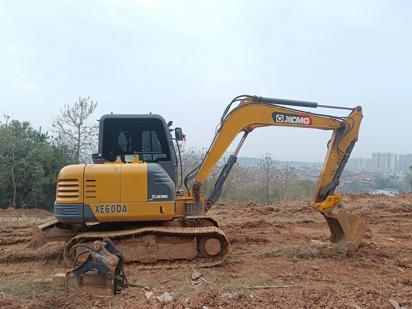 XCMG DA-series excavator (XE60DA pictured, a smaller sibling of the XE215DA)